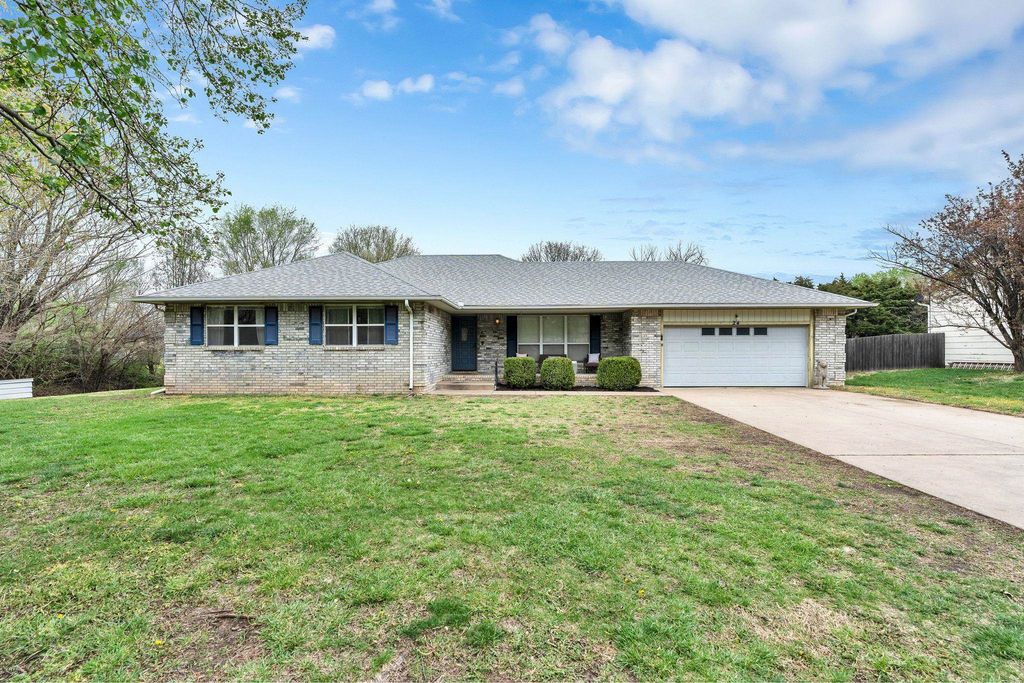 24 E Huntington, Augusta, KS 67010