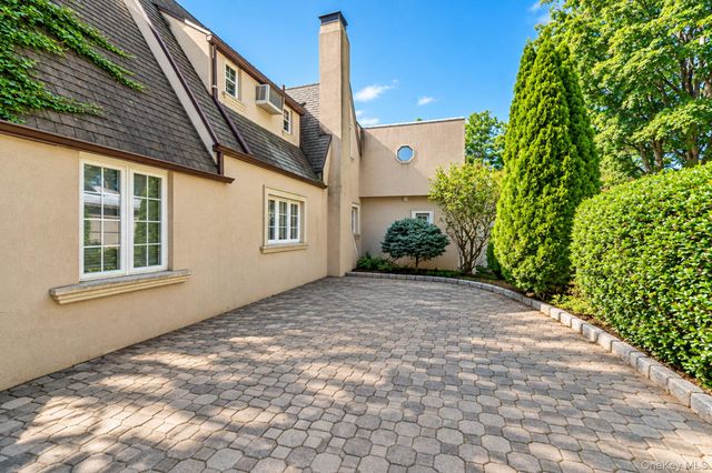 414 Avalon Place, East Meadow, NY 11554