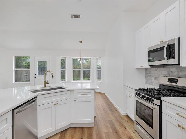 810 Honeysuckle DR, Leander, TX 78641