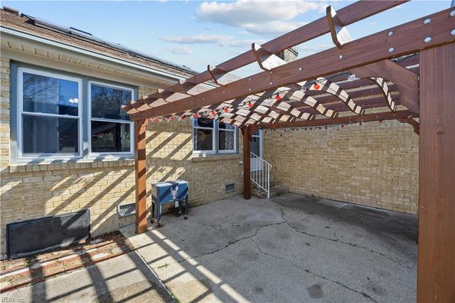 5233 Stratford Chase DR, Virginia Beach, VA 23464