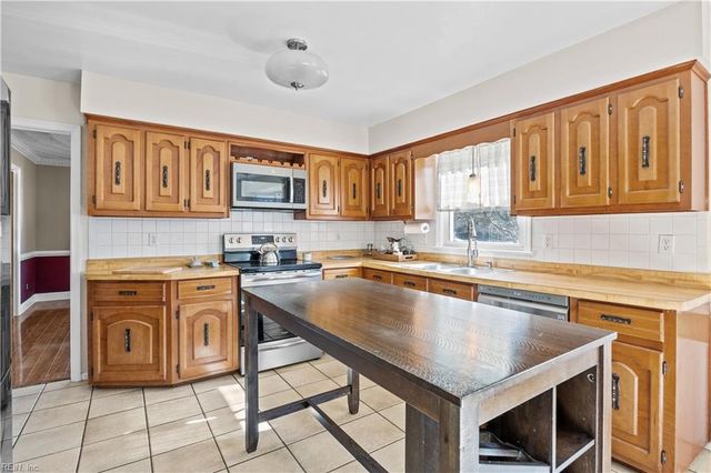 5233 Stratford Chase DR, Virginia Beach, VA 23464