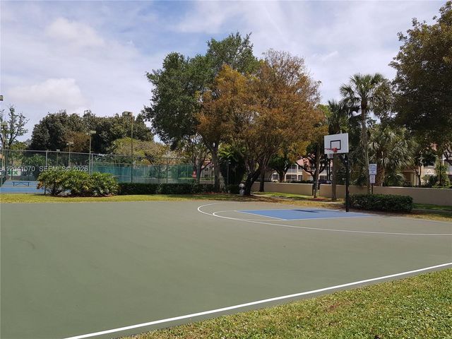 703 Gardens Dr 102, Pompano Beach, FL 33069