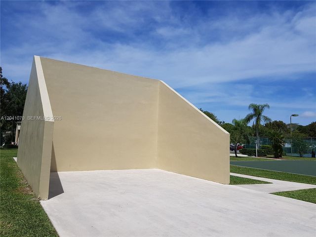 703 Gardens Dr 102, Pompano Beach, FL 33069