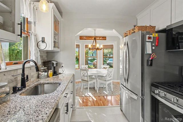 363 S Roslyn Road, Waterford, MI 48328