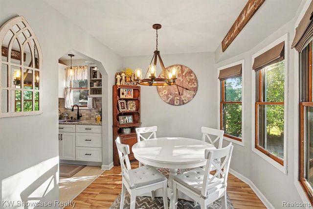 363 S Roslyn Road, Waterford, MI 48328