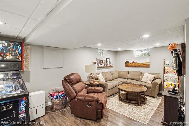 363 S Roslyn Road, Waterford, MI 48328