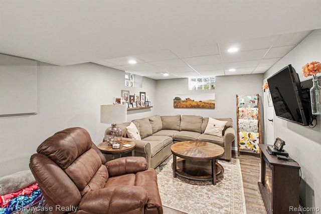 363 S Roslyn Road, Waterford, MI 48328