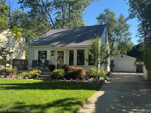 363 S Roslyn Road, Waterford, MI 48328