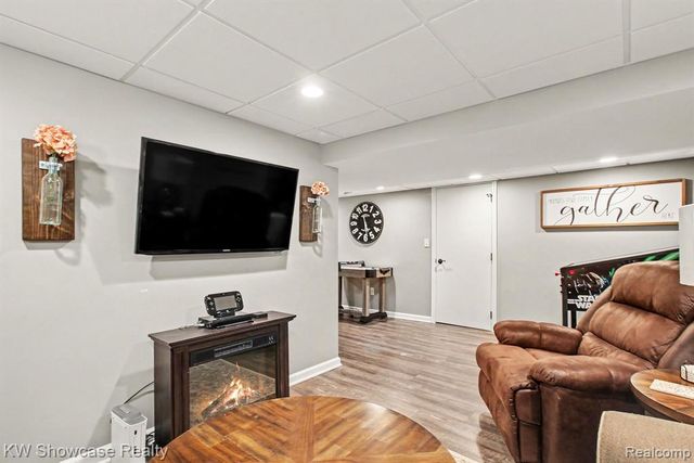 363 S Roslyn Road, Waterford, MI 48328