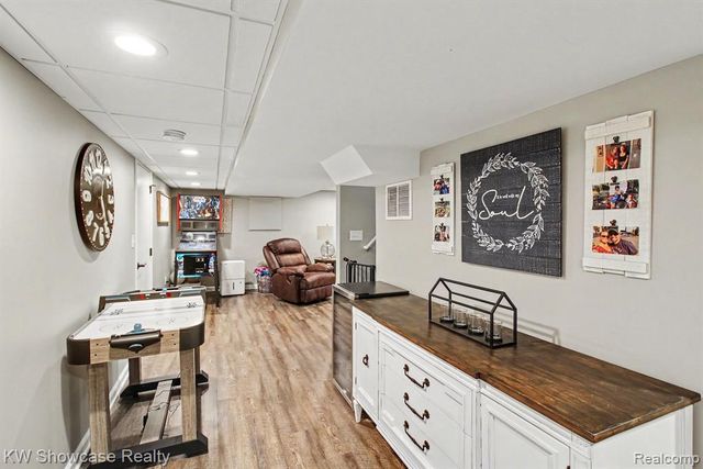 363 S Roslyn Road, Waterford, MI 48328