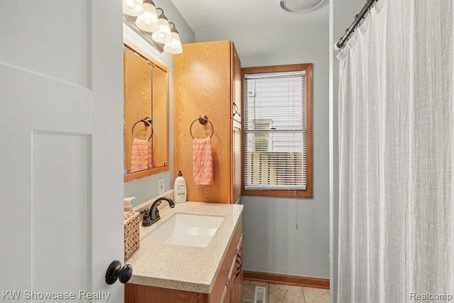 363 S Roslyn Road, Waterford, MI 48328