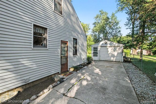 363 S Roslyn Road, Waterford, MI 48328