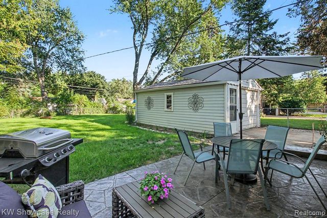 363 S Roslyn Road, Waterford, MI 48328