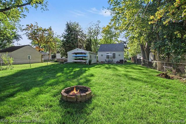 363 S Roslyn Road, Waterford, MI 48328