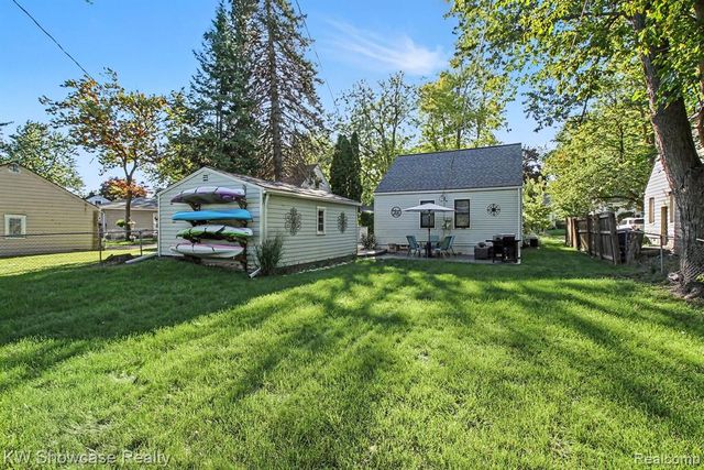 363 S Roslyn Road, Waterford, MI 48328