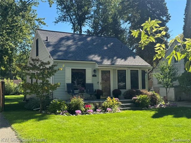 363 S Roslyn Road, Waterford, MI 48328