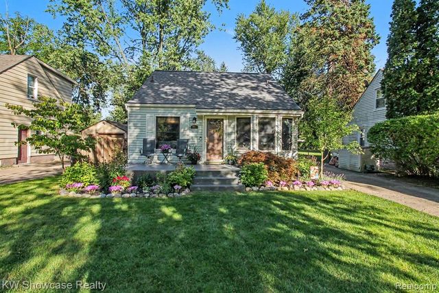 363 S Roslyn Road, Waterford, MI 48328