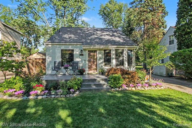 363 S Roslyn Road, Waterford, MI 48328