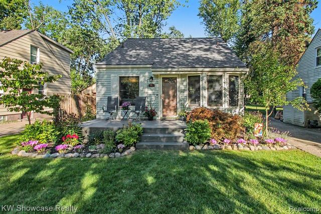 363 S Roslyn Road, Waterford, MI 48328