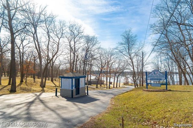 363 S Roslyn Road, Waterford, MI 48328