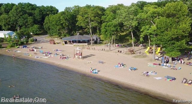 363 S Roslyn Road, Waterford, MI 48328