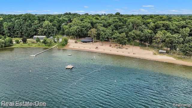 363 S Roslyn Road, Waterford, MI 48328