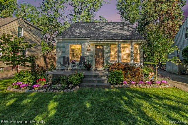 363 S Roslyn Road, Waterford, MI 48328