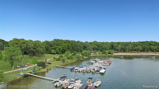 363 S Roslyn Road, Waterford, MI 48328