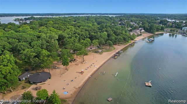 363 S Roslyn Road, Waterford, MI 48328