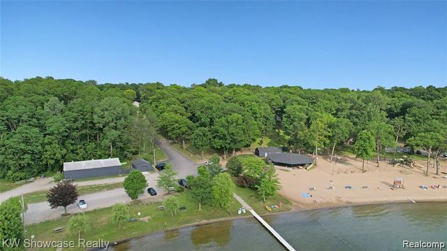 363 S Roslyn Road, Waterford, MI 48328