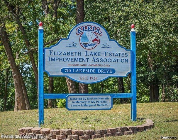 363 S Roslyn Road, Waterford, MI 48328