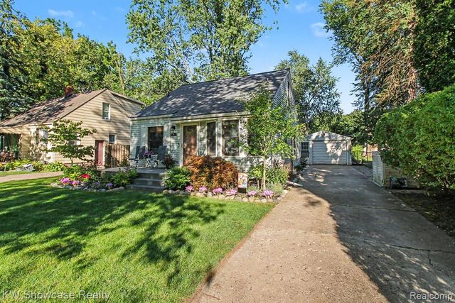 363 S Roslyn Road, Waterford, MI 48328