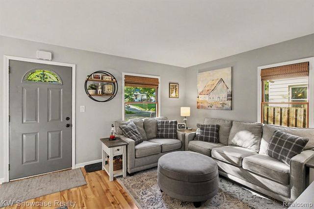 363 S Roslyn Road, Waterford, MI 48328