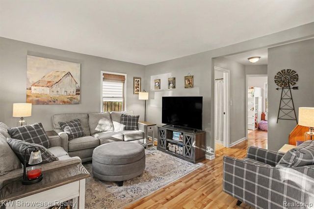363 S Roslyn Road, Waterford, MI 48328