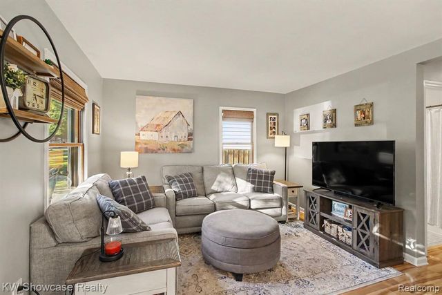363 S Roslyn Road, Waterford, MI 48328