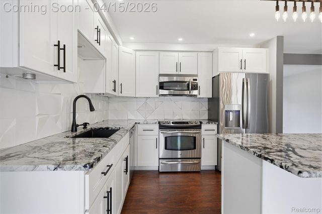 3550 Upton Drive, Troy, MI 48084