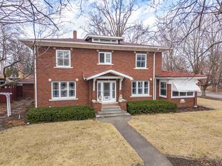 1926 E Oakland Avenue, Bloomington, IL 61701