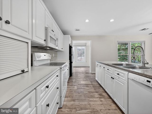 1007 COUNTRY PLACE DR, Lancaster, PA 17601