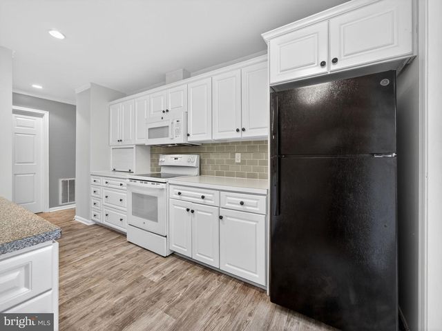 1007 COUNTRY PLACE DR, Lancaster, PA 17601