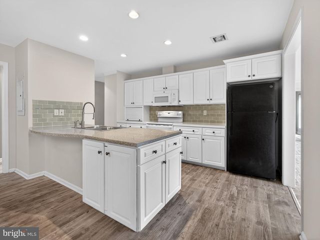 1007 COUNTRY PLACE DR, Lancaster, PA 17601