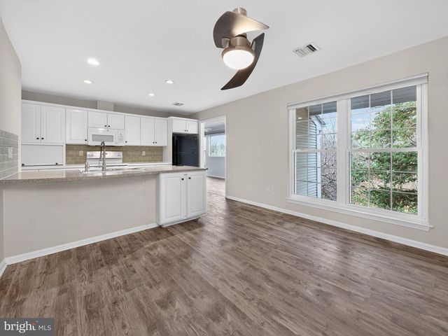 1007 COUNTRY PLACE DR, Lancaster, PA 17601