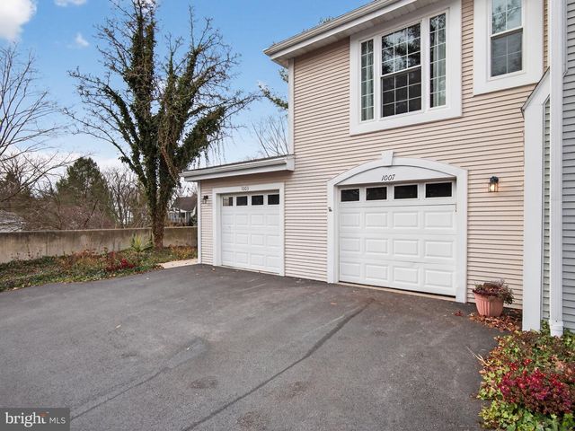 1007 COUNTRY PLACE DR, Lancaster, PA 17601