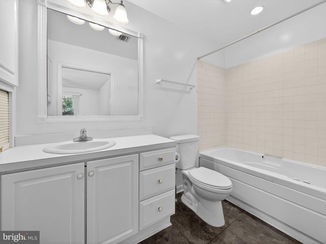 1007 COUNTRY PLACE DR, Lancaster, PA 17601