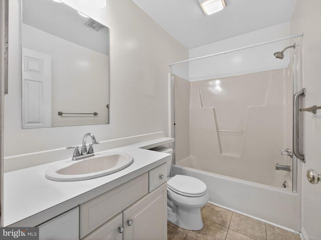 1007 COUNTRY PLACE DR, Lancaster, PA 17601