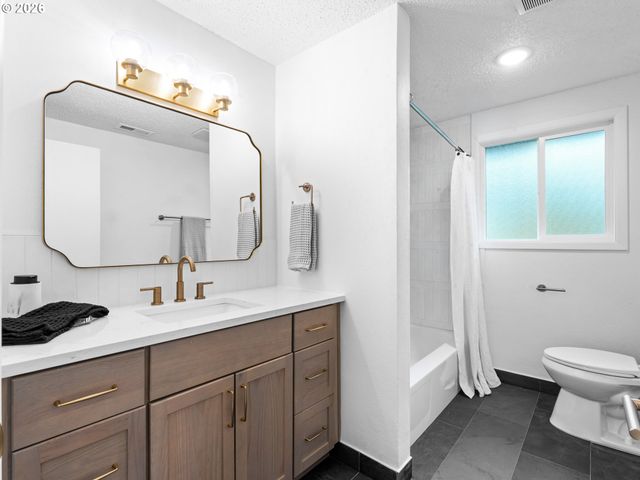 17270 S OVERLOOK Rd, Oregon City, OR 97045