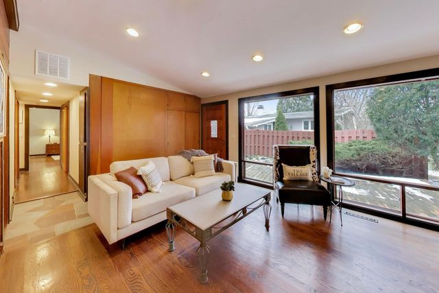 802 Lill Street, Barrington, IL 60010