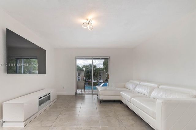 10748 N Kendall Dr N22, Miami, FL 33176