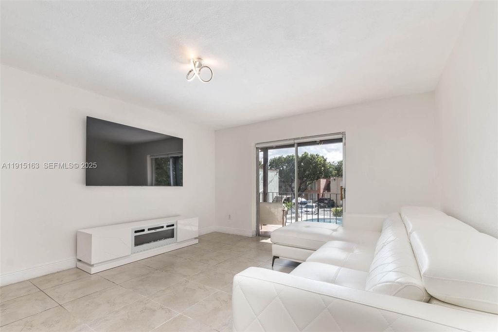 10748 N Kendall Dr N22, Miami, FL 33176