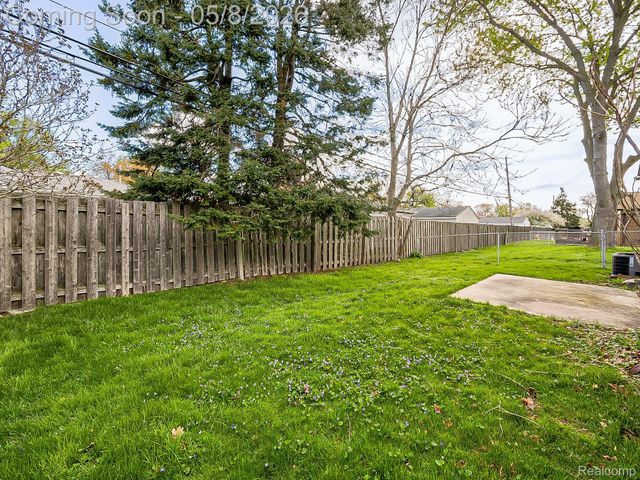 22727 Shoreview Court, St. Clair Shores, MI 48082