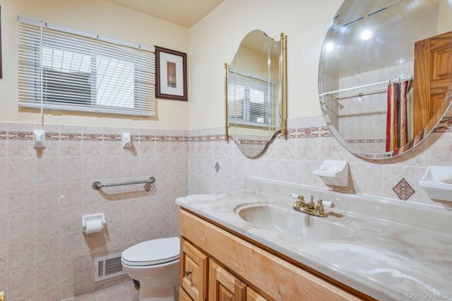 1 Hale Place, Roosevelt, NY 11575